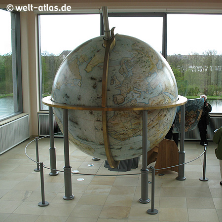 Photo Gottorf Castle, globe, Schleswig | Welt-Atlas.de